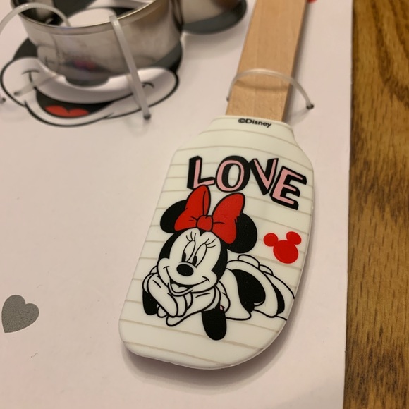Disney Spatula & Cookie Cutter Set - Picture 4 of 8